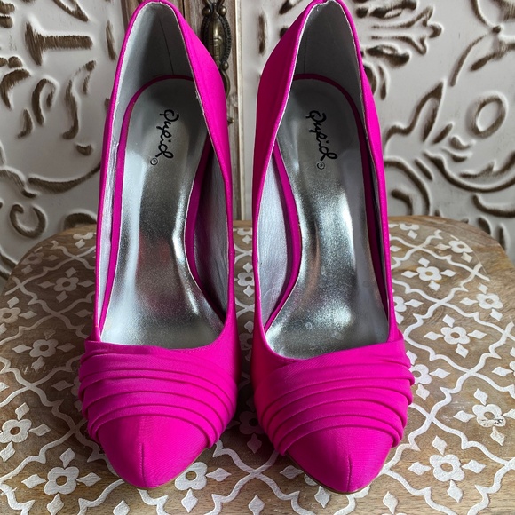 Qupid Hot Pink Pleated Heels - Picture 2 of 8